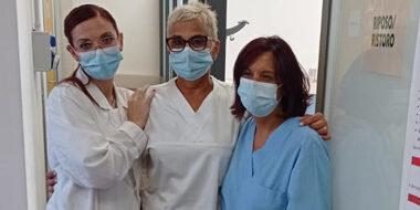 Tre operatrici sanitarie sorridenti con mascherina durante la giornata di donazione straordinaria Tre operatrici sanitarie sorridenti con mascherina durante la giornata di donazione straordinaria