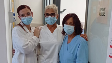 Tre operatrici sanitarie sorridenti con mascherina durante la giornata di donazione straordinaria